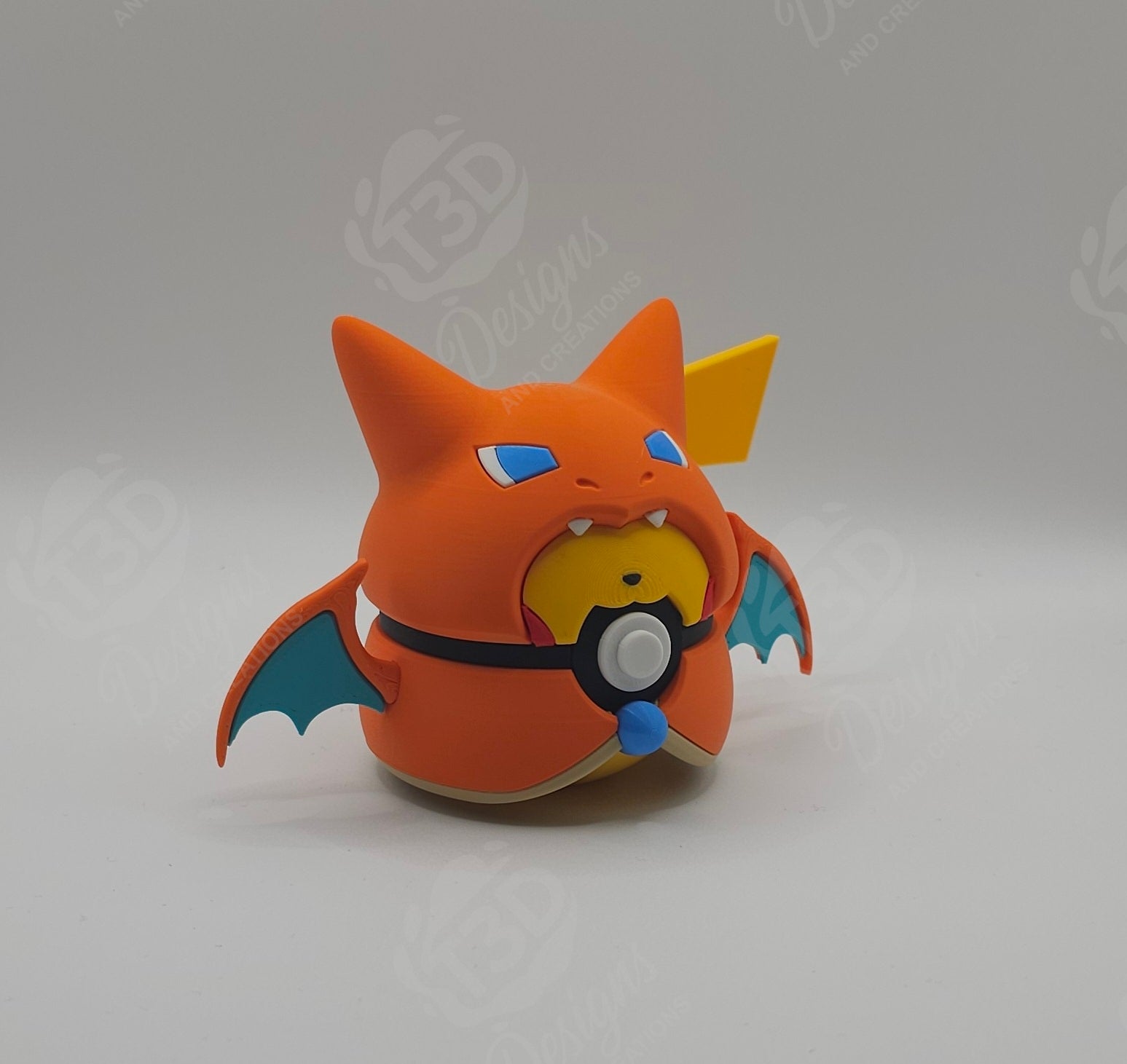 Poncho Pikachu - Charizard